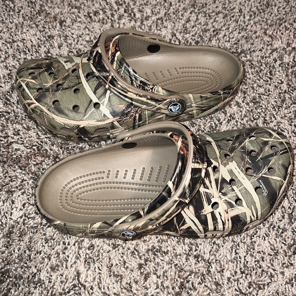 Mens 7 Womens 9 (fit like an 8) Camouflage Crocs